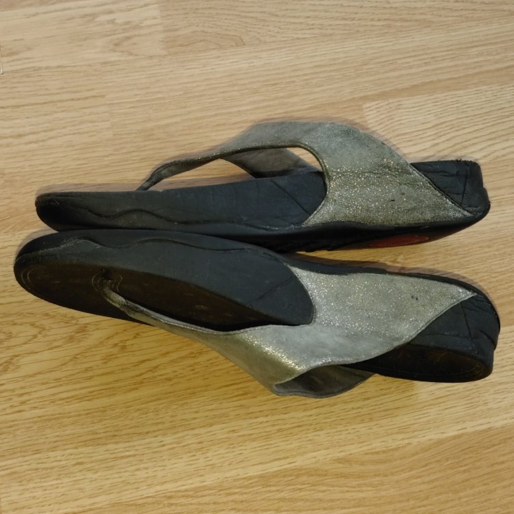 FitFlop Lulu Size 10 Pewter Shimmersuede Flip Flop Sandals Comfort - Picture 2 of 6